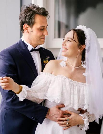 Demet Evgarın gelinliğinin sırrı belli oldu
