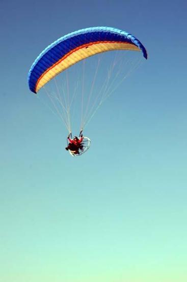 İstanbulda paramotor uçuşunda havada telefon tamiri yaptı
