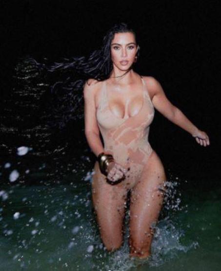 Kim Kardashian gece yarısı plaja indi