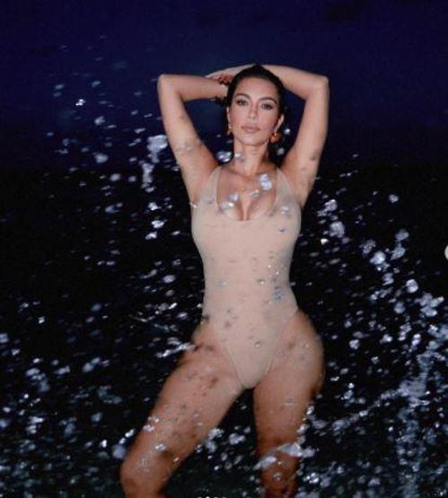 Kim Kardashian gece yarısı plaja indi