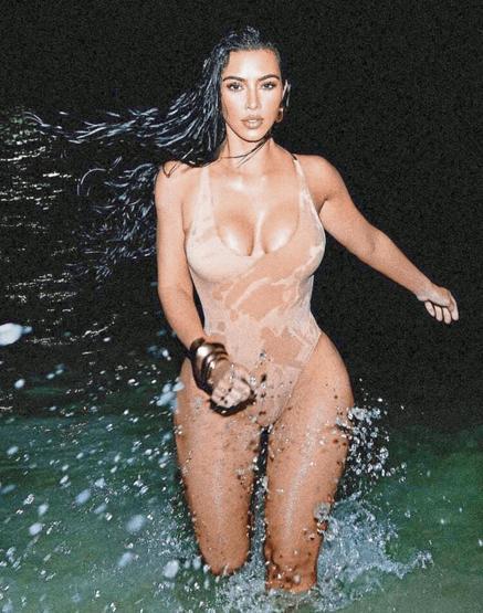 Kim Kardashian gecenin bir yarısı plaja indi