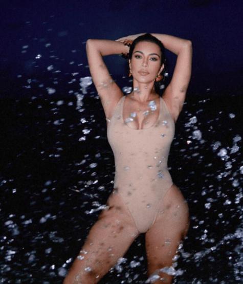 Kim Kardashian gecenin bir yarısı plaja indi