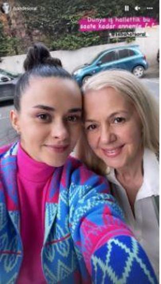 Hande Soral annesini paylaştı