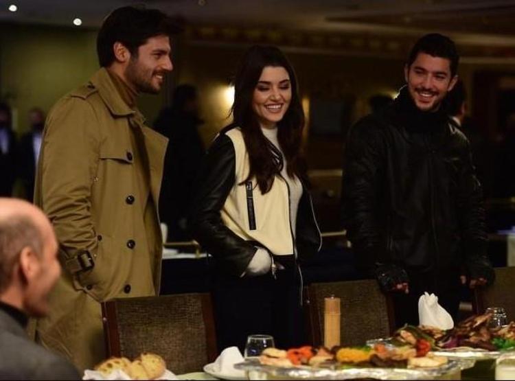 Yılın aşk bombası patladı Hande Erçel, Kaan Yıldırım ile böyle yakalandı
