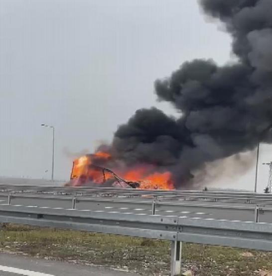 Tuzlada TIRa çarpan otomobil alev alev yandı: 1 ölü
