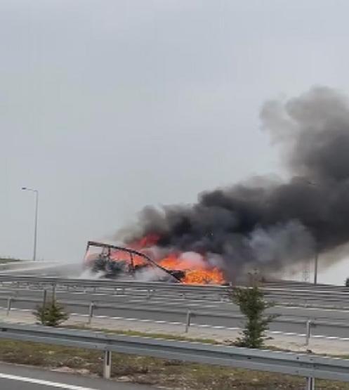 Tuzlada TIRa çarpan otomobil alev alev yandı: 1 ölü
