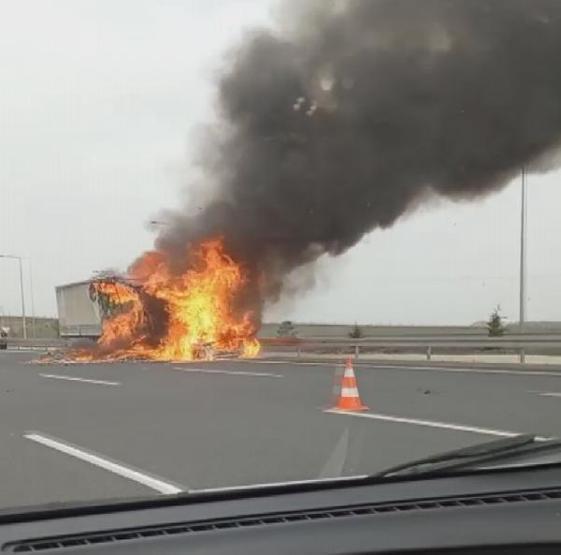 Tuzlada TIRa çarpan otomobil alev alev yandı: 1 ölü