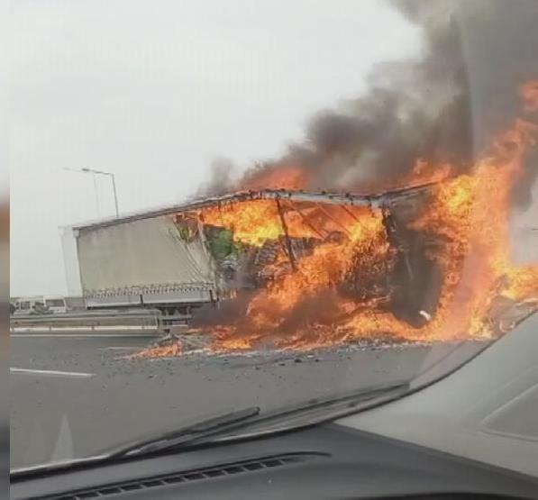 Tuzlada TIRa çarpan otomobil alev alev yandı: 1 ölü