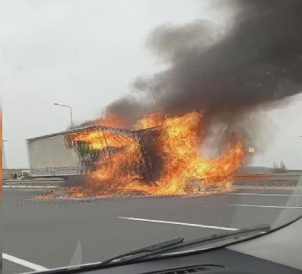 Tuzlada TIRa çarpan otomobil alev alev yandı: 1 ölü