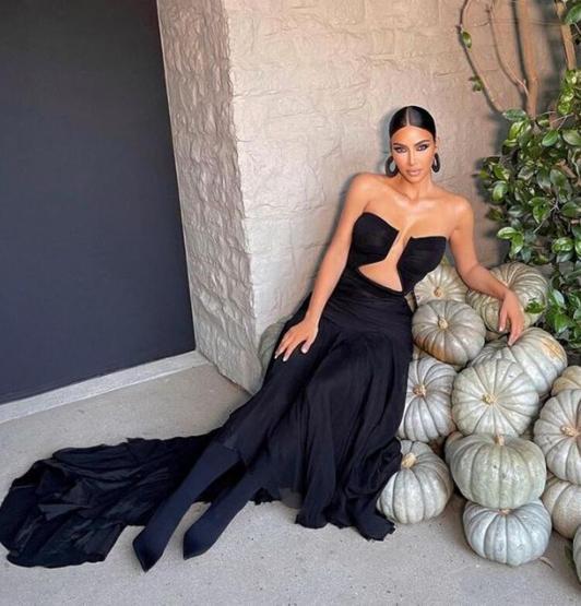 Kim Kardashian soyunma odasından paylaştı