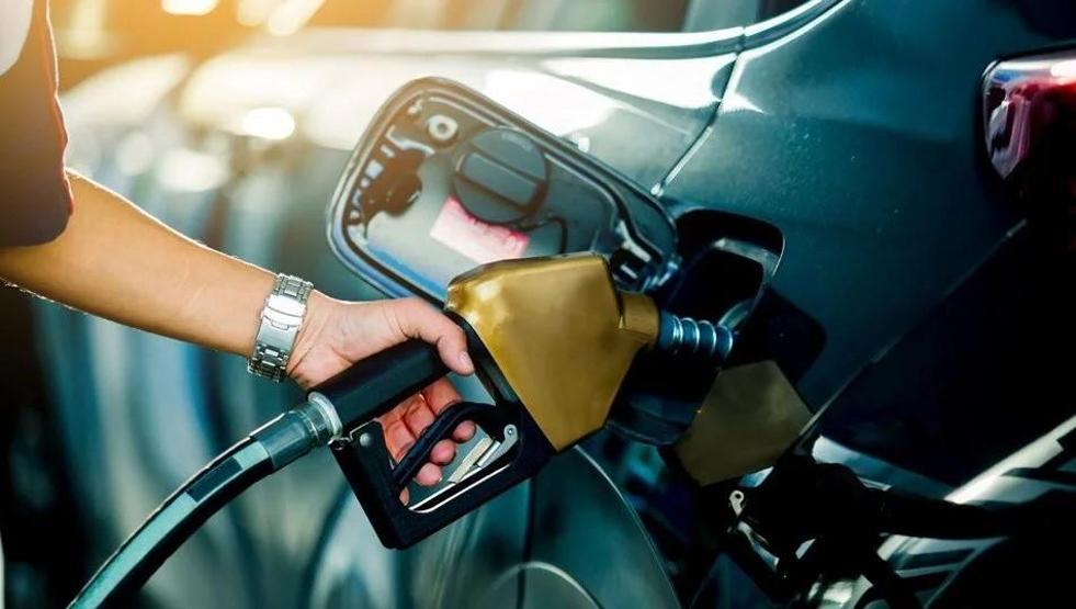 Motorinden sonra bir indirim de benzine
