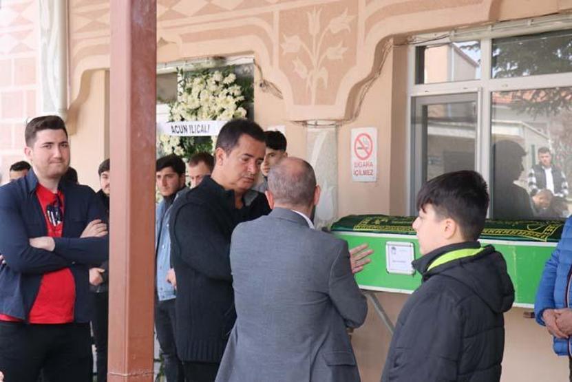 Acun Ilıcalı iş arkadaşının cenaze törenine katıldı