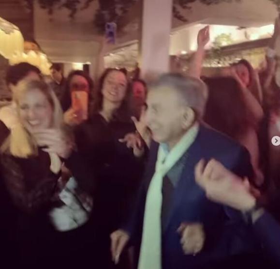 Haldun Dormenden dans ederek kutlama