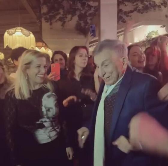 Haldun Dormenden dans ederek kutlama