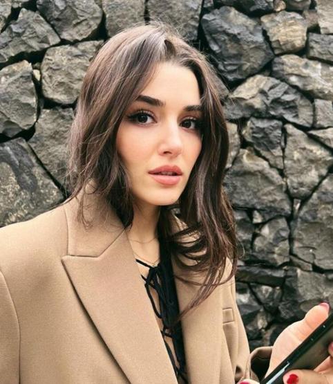 Hande Erçel pozlarıyla Milanoyu salladı