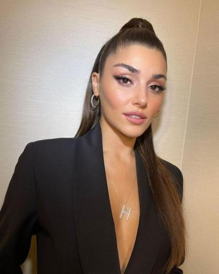Hande Erçel pozlarıyla Milanoyu salladı