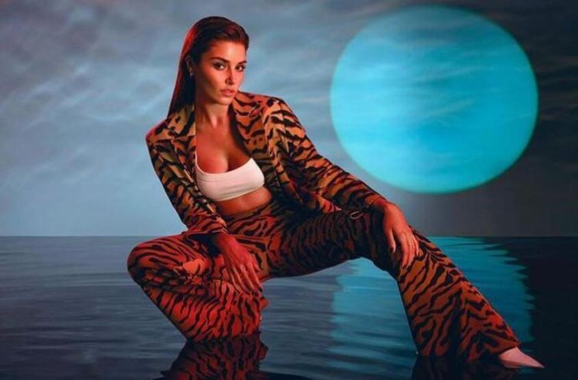 Hande Erçel pozlarıyla Milanoyu salladı