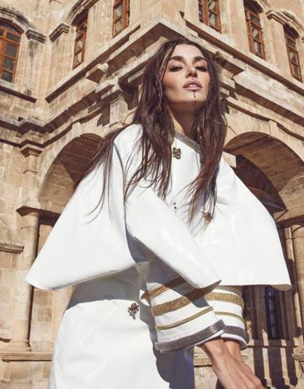 Hande Erçel pozlarıyla Milanoyu salladı