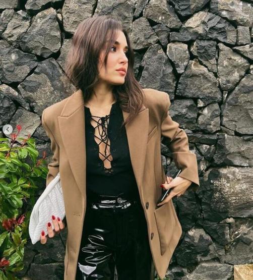Hande Erçel pozlarıyla Milanoyu salladı