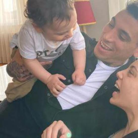 Can Bonomodan mutlu aile pozu