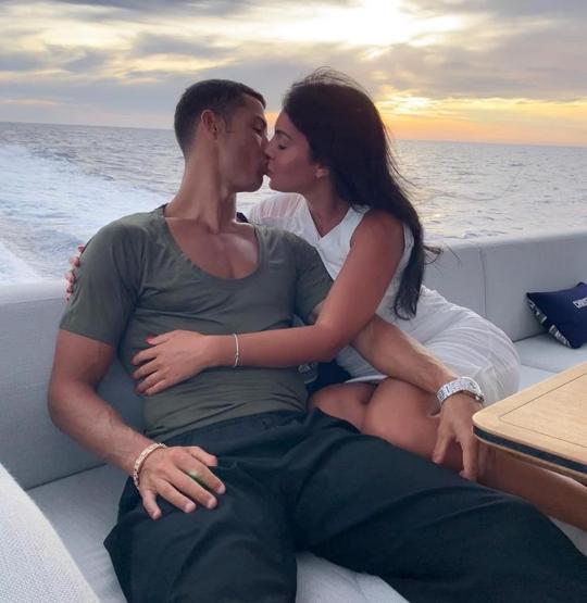 Cristiano Ronaldo sevgilisi Georgina Rodrigueze maaş veriyor