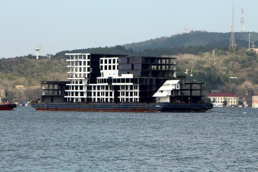 İstanbul Boğazından apartman böyle geçti