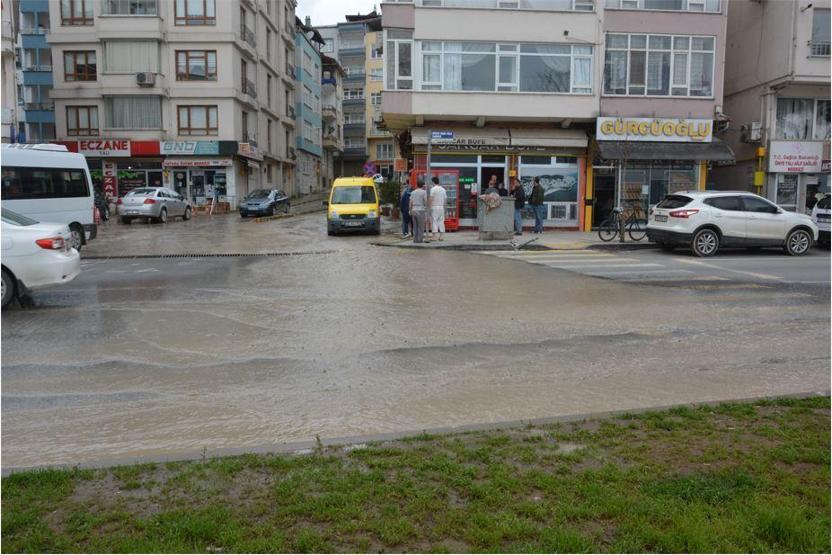 Şebeke borusu caddeyi göle çevirdi
