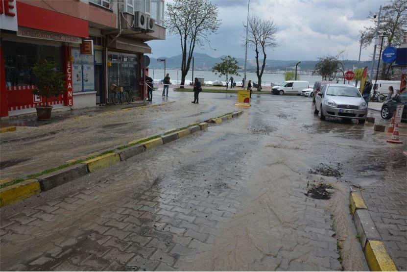Şebeke borusu caddeyi göle çevirdi
