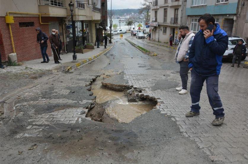 Şebeke borusu caddeyi göle çevirdi
