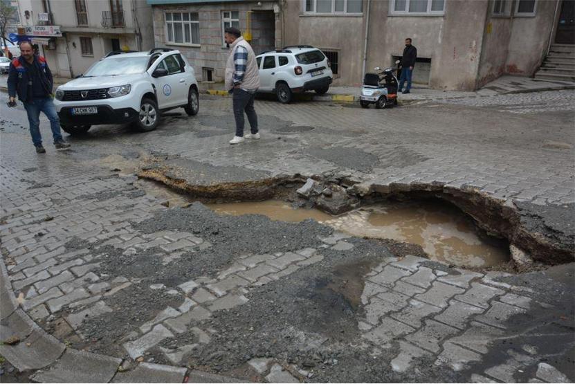 Şebeke borusu caddeyi göle çevirdi