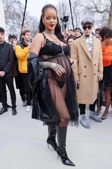 Rihanna’nın cesur hamilelik pozları dikkat çekti