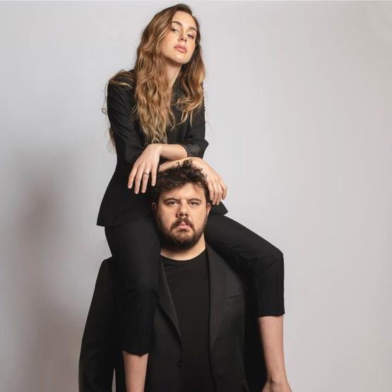 Demet Şener’e sevgilisi Tolga Armandan jest