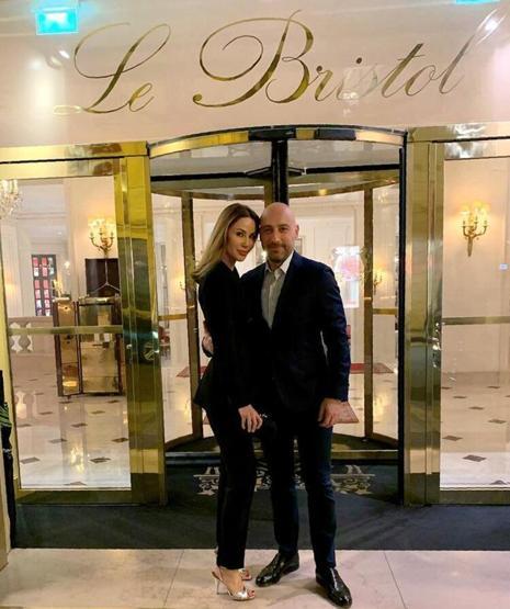 Demet Şener’e sevgilisi Tolga Armandan jest