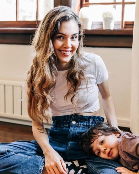 Demet Şener’e sevgilisi Tolga Armandan jest