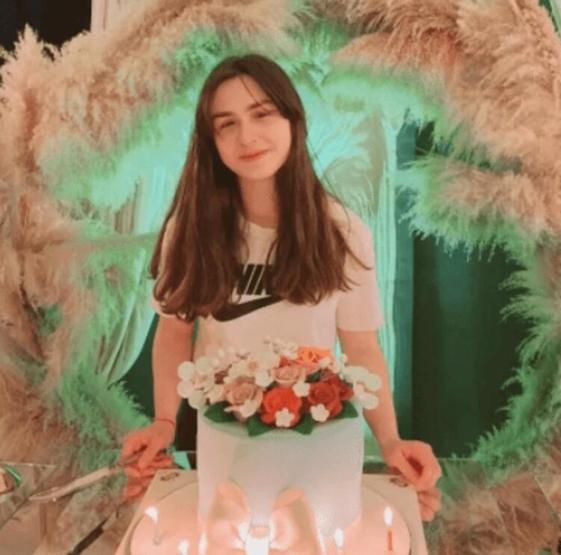 Esra Ceyhanın kızı 16 yaşında
