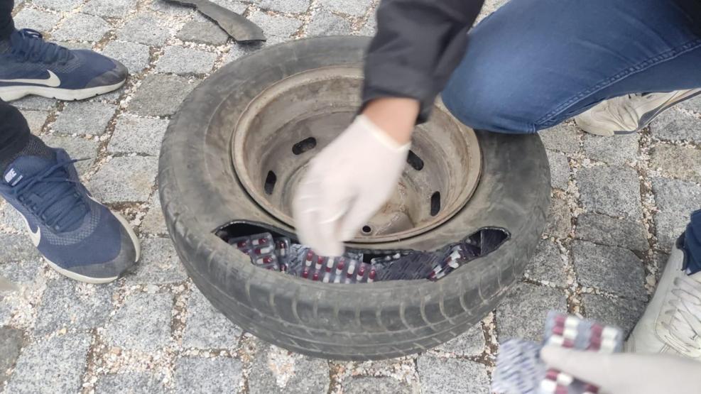 Yedek lastiğe saklanmış bin 386 uyuşturucu madde ele geçirildi