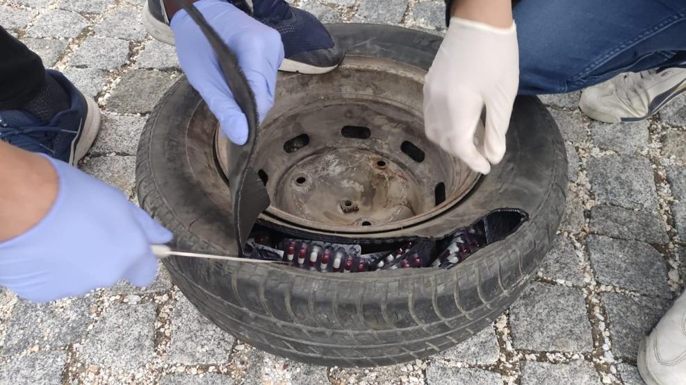 Yedek lastiğe saklanmış bin 386 uyuşturucu madde ele geçirildi
