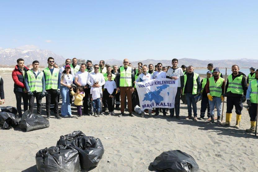 Van Gölü sahilinden 45 ton çöp toplandı