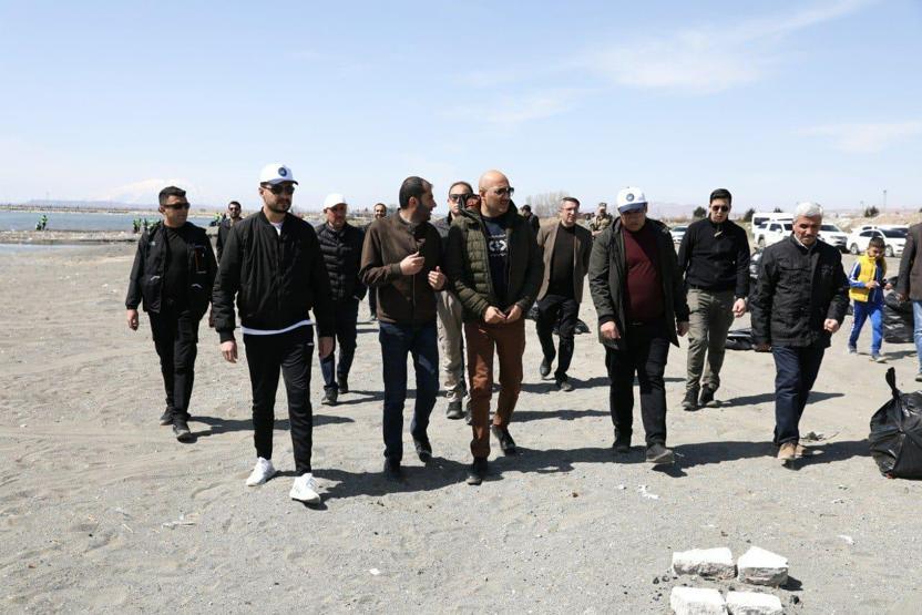 Van Gölü sahilinden 45 ton çöp toplandı