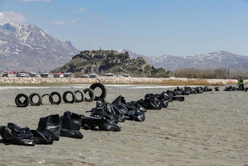 Van Gölü sahilinden 45 ton çöp toplandı