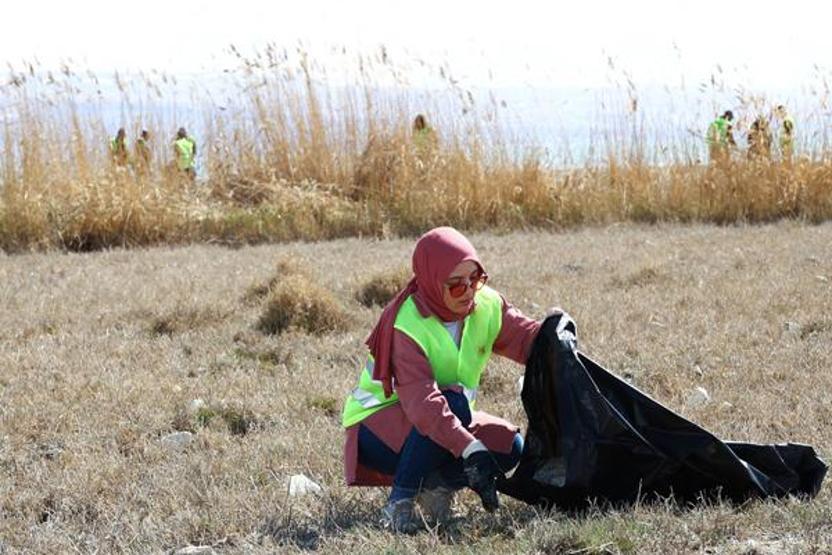 Van Gölü sahilinden 45 ton çöp toplandı