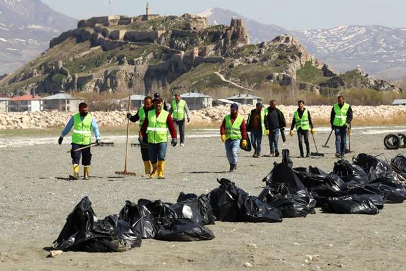 Van Gölü sahilinden 45 ton çöp toplandı