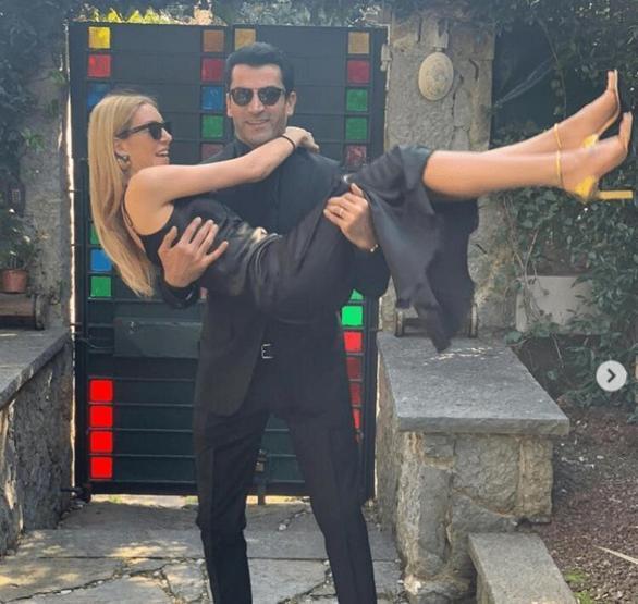 Sinem Kobal ve Kenan İmirzalıoğlu bebek ziyaretine gitti