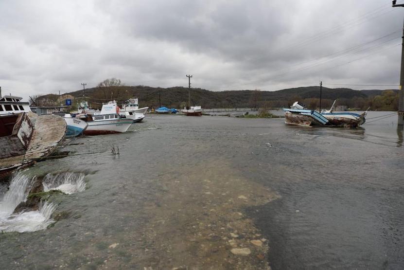 İstanbula su sağlayan barajlar taştı Tarım arazileri sular altında kaldı