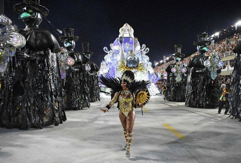 Pandemi arası sona erdi… Brezilya’da Rio Karnavalından renkli görüntüler