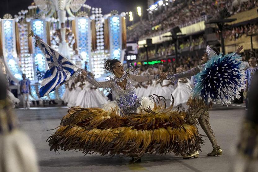 Pandemi arası sona erdi… Brezilya’da Rio Karnavalından renkli görüntüler