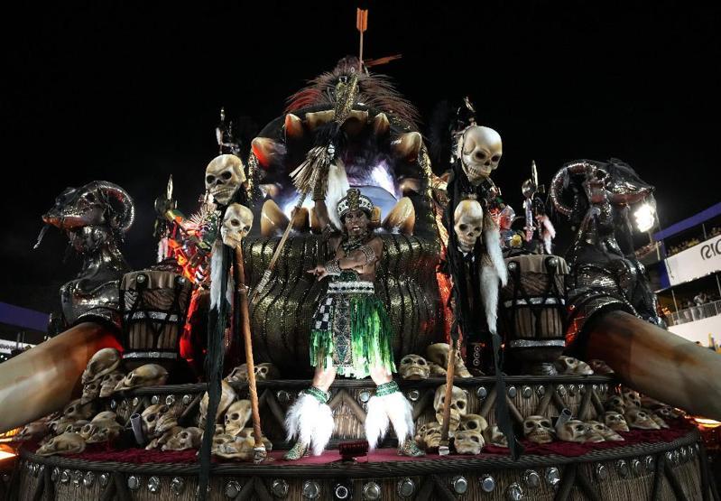 Pandemi arası sona erdi… Brezilya’da Rio Karnavalından renkli görüntüler