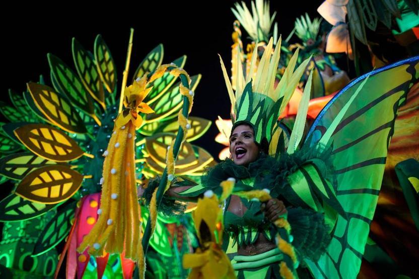Pandemi arası sona erdi… Brezilya’da Rio Karnavalından renkli görüntüler