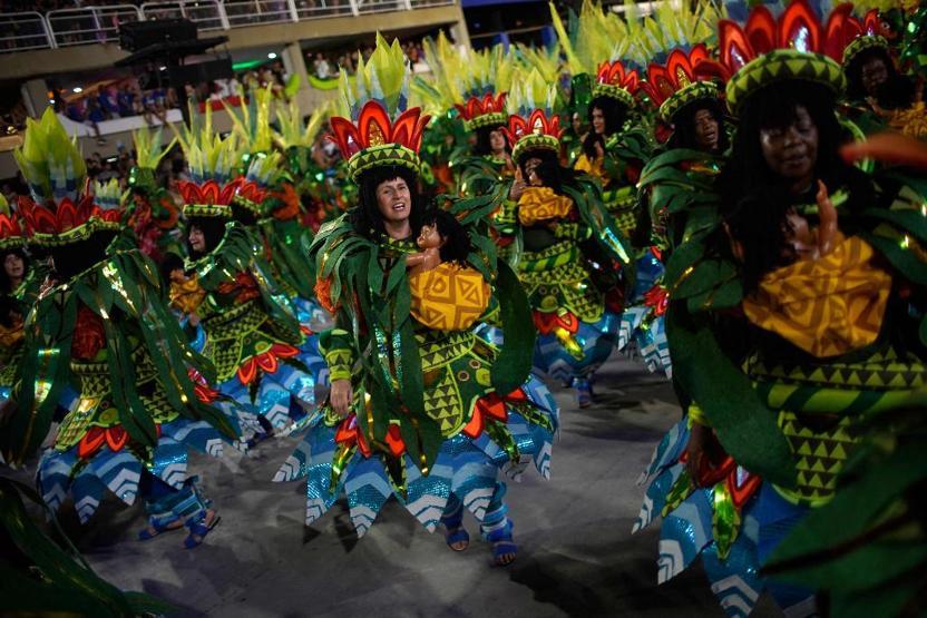 Pandemi arası sona erdi… Brezilya’da Rio Karnavalından renkli görüntüler