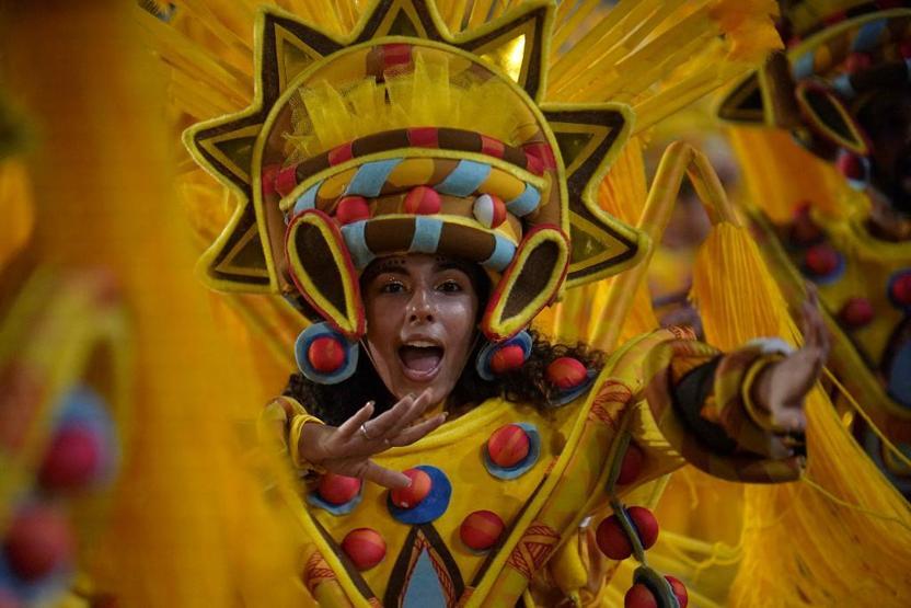 Pandemi arası sona erdi… Brezilya’da Rio Karnavalından renkli görüntüler